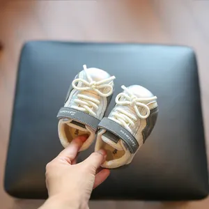 Silberne Lauflernschuhe für Babys mit weicher Sohle und Mesh-Design