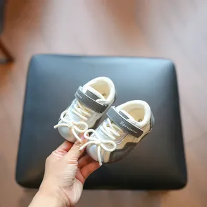 Silberne Baby-Lauflernschuhe mit weicher Sohle und rutschfestem Design für Kleinkinder