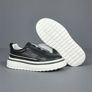 Ανδρικά casual sneakers από γνήσιο μαύρο δέρμα με παχιά λευκή σόλα πλατφόρμας για το 2025