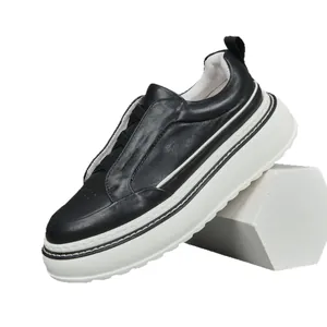 Μινιμαλιστικά μαύρα δερμάτινα ανδρικά sneakers με πλατφόρμα και slip-on σχεδιασμό