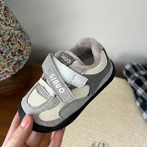 Detalle de zapatillas de invierno para niños con forro polar cálido y detalles en ante gris