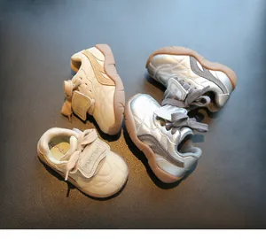 Detailopname van antislip babyschoentjes voor het lopen in zilveren en beige tinten.