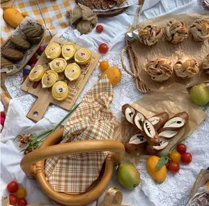 Detalle de camino de mesa de encaje blanco francés con bordado 3D en un picnic