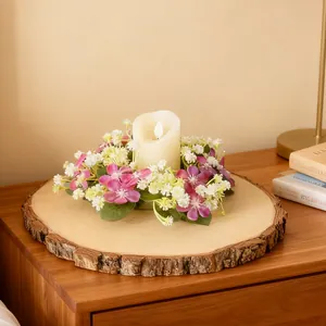 Squisita ghirlanda di candele floreali con fiori artificiali per decorare casa
