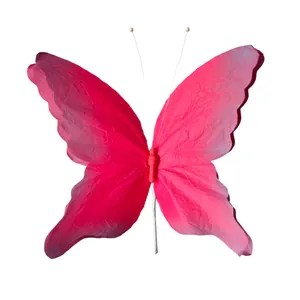 Detailansicht einer großen doppellagigen 3D-Papier-Schmetterlingsdekoration in Rosa für Hochzeiten.