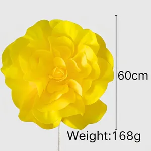Detailansicht der 60 cm großen gelben Deko-Rose aus PE für Außenveranstaltungen
