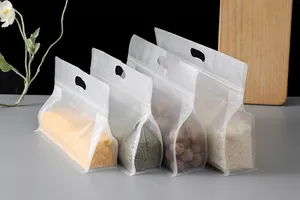 Vista detallada de bolsas herméticas esmeriladas con asa para snacks y cereales.