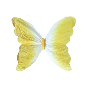 Detalle de mariposa de papel degradado amarillo para decoración mural de primavera