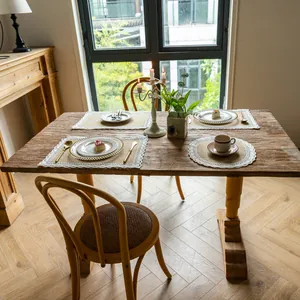 Sets de table en jute vintage avec bordure en dentelle sur table en bois massif
