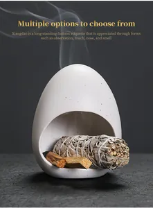 Minimalistische keramische eierschaalhouder voor Palo Santo en witte saliebundels.