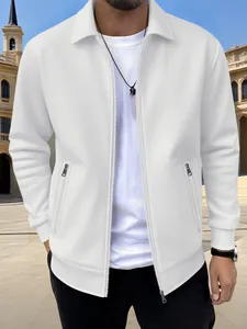 Detalle de textura de gofre blanca en chaqueta casual para hombre con cremallera