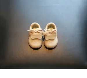 Bovenaanzicht van beige baby loopschoentjes met klittenband voor peuters