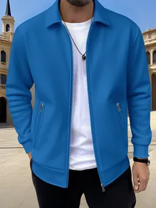 Vista detallada de chaqueta azul para hombre con cremallera, bolsillos y tejido tipo gofre.