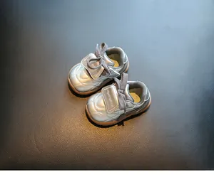 Zilveren loopschoenen voor baby's met zachte zolen en antislip rubberen bodem voor peuters