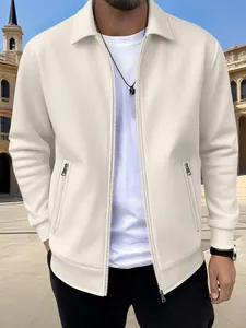 Primer plano de una chaqueta casual beige para hombre con cremallera y textura waffle.