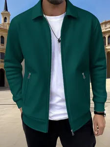 Detalle de chaqueta informal con textura verde bosque para hombre con bolsillos