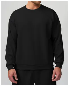 Détail de la couture de qualité supérieure sur un sweat-shirt thermique noir pour homme
