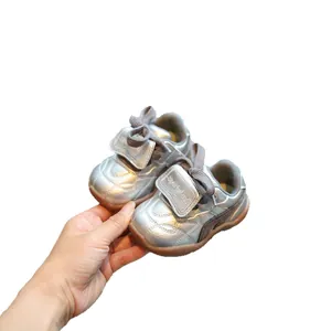 Zilveren baby loopschoenen met zachte zool en antislip rubberen grip voor peuters