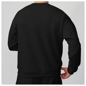 Vue arrière détaillée d'un sweat à col rond noir minimaliste pour le sport et les loisirs homme