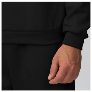 Détail d'un sweat-shirt thermique noir pour hommes avec poignets et ourlet côtelés