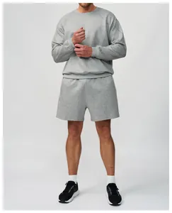 Détail d'un sweat-shirt à col rond gris pour homme et d'un short assorti pour le sport