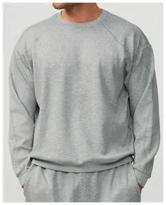 Gros plan sur le sweat-shirt gris léger à col rond et le jogging assorti pour hommes.
