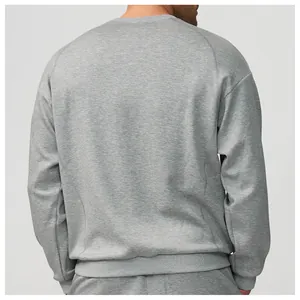 Vue arrière d'un sweat-shirt à col rond gris chiné pour homme montrant la texture
