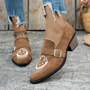 Escarpins à Bout Pointu Style Bohème avec Broderie et Talon Bloc pour Femme Chaussures en Suède Échancrées à Enfiler Boucle Métal Rétro
