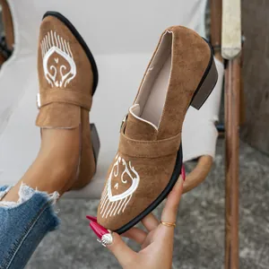 Mocassins en daim marron brodés à bout pointu avec talon bloc élégant