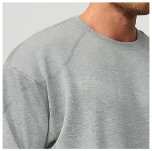 Gros plan du sweat-shirt à col rond gris montrant la texture détaillée du tissu léger