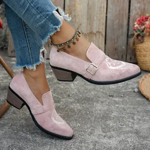 Mocassins roses chics à bout pointu et talon épais avec broderie blanche élégante