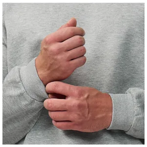 Gros plan sur les poignets côtelés et le tissu doux d'un sweat-shirt gris léger pour homme
