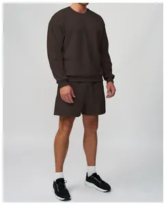 Vue complète d'un sweat de sport marron pour hommes et d'un short de détente assorti