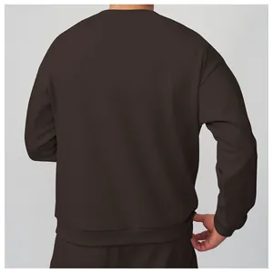 Vue de dos d'un sweat-shirt thermique léger à col rond marron chocolat pour homme.