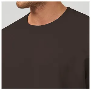 Gros plan du col rond côtelé et des coutures d'un sweat-shirt marron pour homme