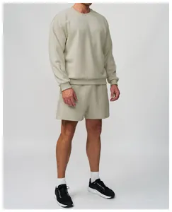 Vue complète d'un homme portant un ensemble sweat-shirt beige à col rond et short.