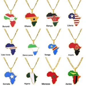Dettaglio di varie collane con ciondolo a forma di mappa dell'Africa con bandiere in acciaio.
