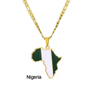 Dettaglio del ciondolo con mappa dell'Africa e bandiera della Nigeria in oro e catena