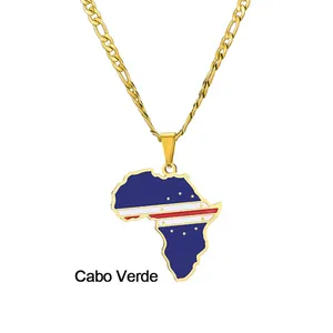 Dettaglio di una collana con ciondolo mappa dell'Africa e bandiera di Capo Verde su catena Figaro.