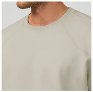 Détail de l'encolure et des coutures des manches raglan d'un sweat-shirt sport pour homme