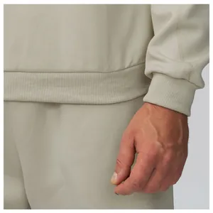 Vue détaillée de la texture des poignets et de l'ourlet côtelés d'un sweat-shirt thermique léger