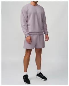 Vue détaillée d'un homme portant un sweat-shirt lavande et un short de sport assorti