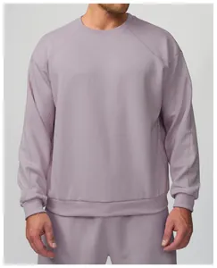 Détail d'un sweat-shirt à col rond lavande pour homme sur modèle pour le sport