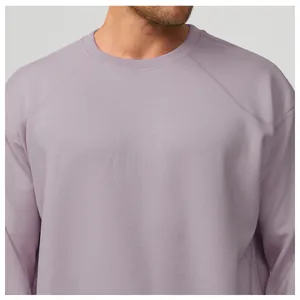 Détail macro du col rond et des manches raglan sur un sweat-shirt pour homme violet clair