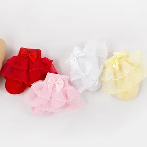 Quatre paires de jolies chaussettes bébé fille avec volants en dentelle double couche et nœuds