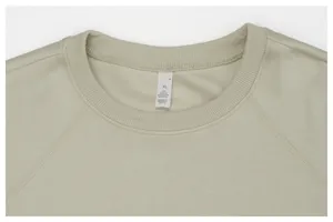 Gros plan sur l'encolure ronde et l'étiquette d'un sweat-shirt léger pour hommes