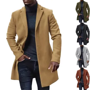 Detail van een elegante halflange wollen trenchcoat voor heren in vijf verschillende kleuren
