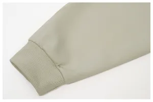 Détail d'un sweat-shirt pour homme montrant le poignet élastique côtelé de la manche.
