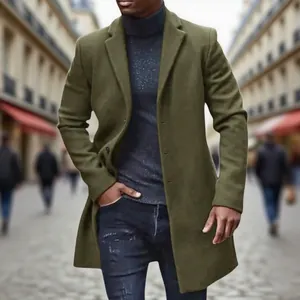 Gedetailleerde lifestyle-weergave van een olijfgroene wollen herenjas op straat