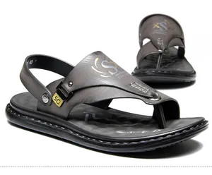Detail van heren slippers met latex zachte zool, getextureerde bandjes en 5G-logo.